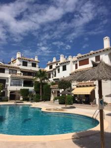 奥里韦拉海滩Cabo Roig Bellavista 26的大楼前设有游泳池的酒店