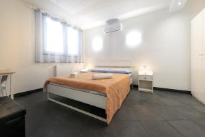 圣玛格丽塔-利古雷LA STANZA IN PIAZZETTA的一间卧室配有带橙色毯子的床和窗户。