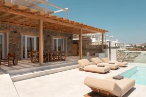 圣爱奥尼斯米科诺斯Casa Del Mar - Small Luxury Hotels of the World的一个带游泳池和庭院的别墅