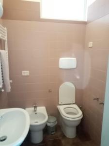 莫托拉masseria chianca " Le Gravine"的浴室配有白色卫生间和盥洗盆。