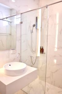 锡春Busaba Bella Hotel的白色的浴室设有水槽和淋浴。