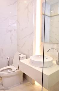 锡春Busaba Bella Hotel的白色的浴室设有卫生间和水槽。