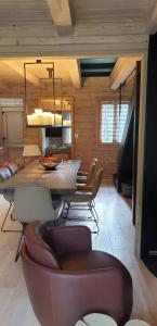 莱斯奥琉斯Chalet Les 5 Sapins的客厅设有餐桌和椅子
