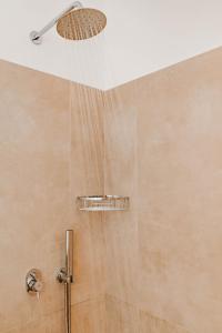 米克诺斯城BAY VIEW RESIDENCE的浴室内配有淋浴和头顶淋浴