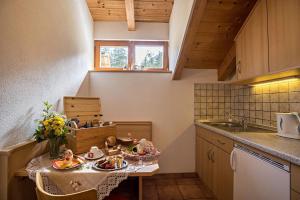 拉弗吕农家乐的厨房或小厨房