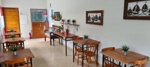 圣塞巴斯蒂安Hotel Veleiro的用餐室配有木桌和椅子