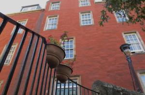 爱丁堡2 Chessels Court, Flat 3的红砖建筑,设有窗户和街灯