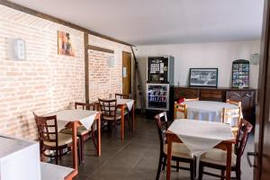 米尼赞海滩Hotel Atlantique的一间带桌椅的餐厅以及砖墙