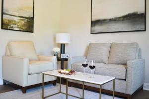 纳帕Milliken Creek Inn的客厅配有沙发和两杯葡萄酒