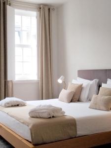 布拉加Souto Guest House的卧室配有一张大白色床和窗户
