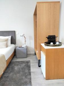 布拉加Souto Guest House的一间卧室配有一张床和一张带笔记本电脑的书桌