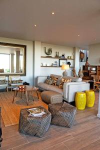 塔维拉Casa da Ria的客厅配有沙发和桌子