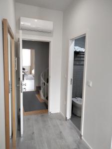 布拉加Souto Guest House的客房内设有带水槽和卫生间的浴室