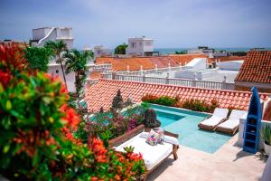 卡塔赫纳阿瓜马林纳精品酒店的一个带屋顶游泳池的阳台
