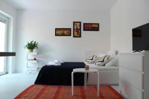帕格Apartman Boki的白色卧室配有床和桌子
