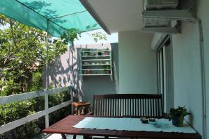 帕格Apartman Boki的房屋阳台的桌子