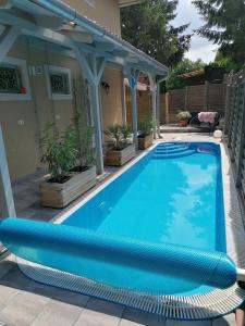 巴拉通尤洛克Villa Pelso的一个带凉亭的蓝色游泳池