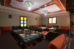 伊姆利尔Riad Atlas Garden的带沙发和桌子的客厅以及天花板