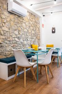 苏安塞斯La Casita de Melón的一间设有玻璃桌和白色椅子的用餐室