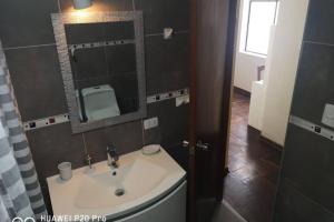 利马Apart Hotel Don Ernesto的一间带水槽和镜子的浴室