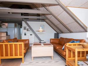 Holiday home Ringkøbing VIII的休息区