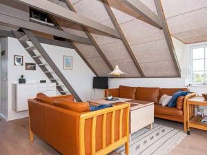 Holiday home Ringkøbing VIII的休息区