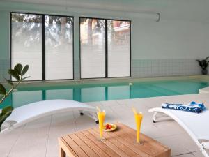 圣路易巴塞尔阿德吉奥阿克瑟斯公寓式酒店内部或周边的泳池