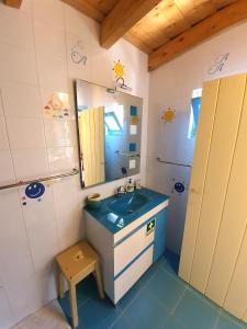 孔波尔塔Little Suite的一间带水槽和镜子的浴室