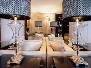 格勒诺布尔Park Hôtel Grenoble - MGallery的客厅配有沙发和两盏灯。