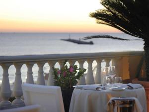利沃诺GH Palazzo Suite & SPA的一张桌子,享有大海和船只的景色