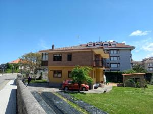 诺哈Villa La Rufina Noja的前面有一辆红色汽车的房屋