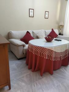 桑卢卡尔-德巴拉梅达Apartamento Nao Victoria的客厅配有沙发前的桌子
