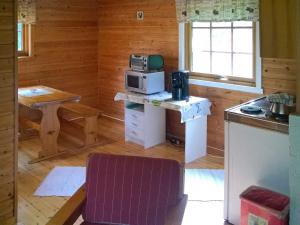 ÅmnesTwo-Bedroom Holiday home in Engavågen 1的一间厨房,在房间内的桌子上配有微波炉