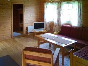 ÅmnesTwo-Bedroom Holiday home in Engavågen 1的客厅配有沙发和桌子