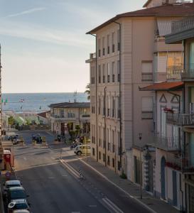 维亚雷焦Casa Arsella的一条城市街道,有建筑和海洋背景