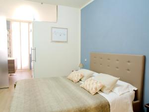 斯波莱托B&b La Rocca的一间卧室配有一张带两个枕头的床