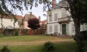 SeurreManoir de la Saône的一座带庭院的大型白色房屋