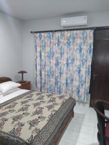 沙努尔巴里岛塞尼亚酒店的一间卧室配有床和带窗帘的窗户