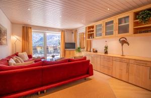 阿罗萨Sans Souci EG的客厅配有红色沙发和电视