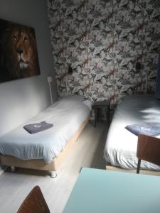 格罗宁根Simplon Hostel的一间设有两张床的房间和一幅狮子画
