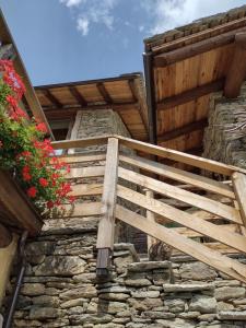 Chiusa di PesioLe Baite di Baudinet - Trek&Relax的石头建筑一侧的木楼梯