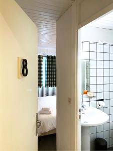 斯姿Relais Des Villards的一间带水槽、床和镜子的浴室