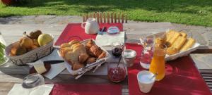 ThalamySous les étoiles au bois d’embesse的野餐桌上两篮面包和其他食物