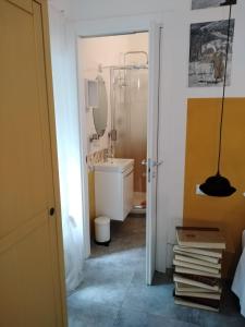 莱万托Il Ghiro的一间带水槽和镜子的浴室
