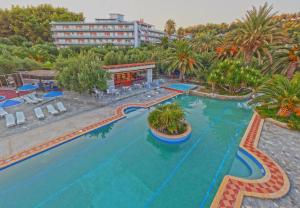 卡兰兹拉蒙迪酒店的享有度假村游泳池的顶部景致