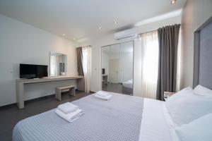 拉瑟Makris Yialos Apartments的一间卧室配有一张床,上面有两条毛巾