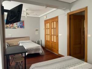 伊伦保龄球膳食公寓的客房设有三张床和一台平面电视。