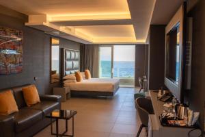 波蒂奇Hotel & Resort Tre Fontane Luxury的酒店客房,配有床和沙发