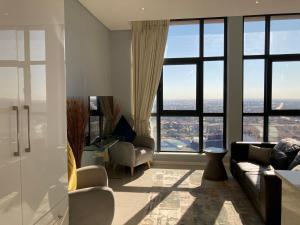 哈博罗内Urban Awe Apartment-iTowers 23rd Floor的一间享有城市美景的客厅