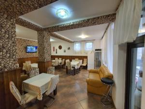 百乐·奥拉内斯蒂Pensiunea Eden的餐厅设有1间带桌椅的用餐室